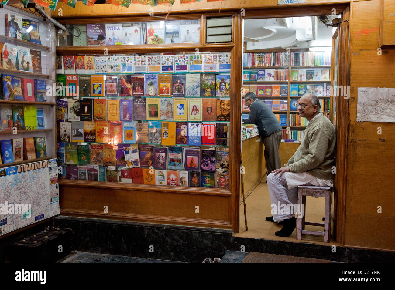India, Rishikesh. Book Store della filosofia indiana, Yoga e religione. Foto Stock