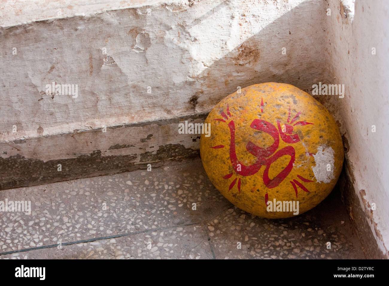 India, Rishikesh. Tera Manzil tempio indù. "Om" simbolo, Sanscrito suono usato all'inizio e alla fine dei sacri testi indù. Foto Stock
