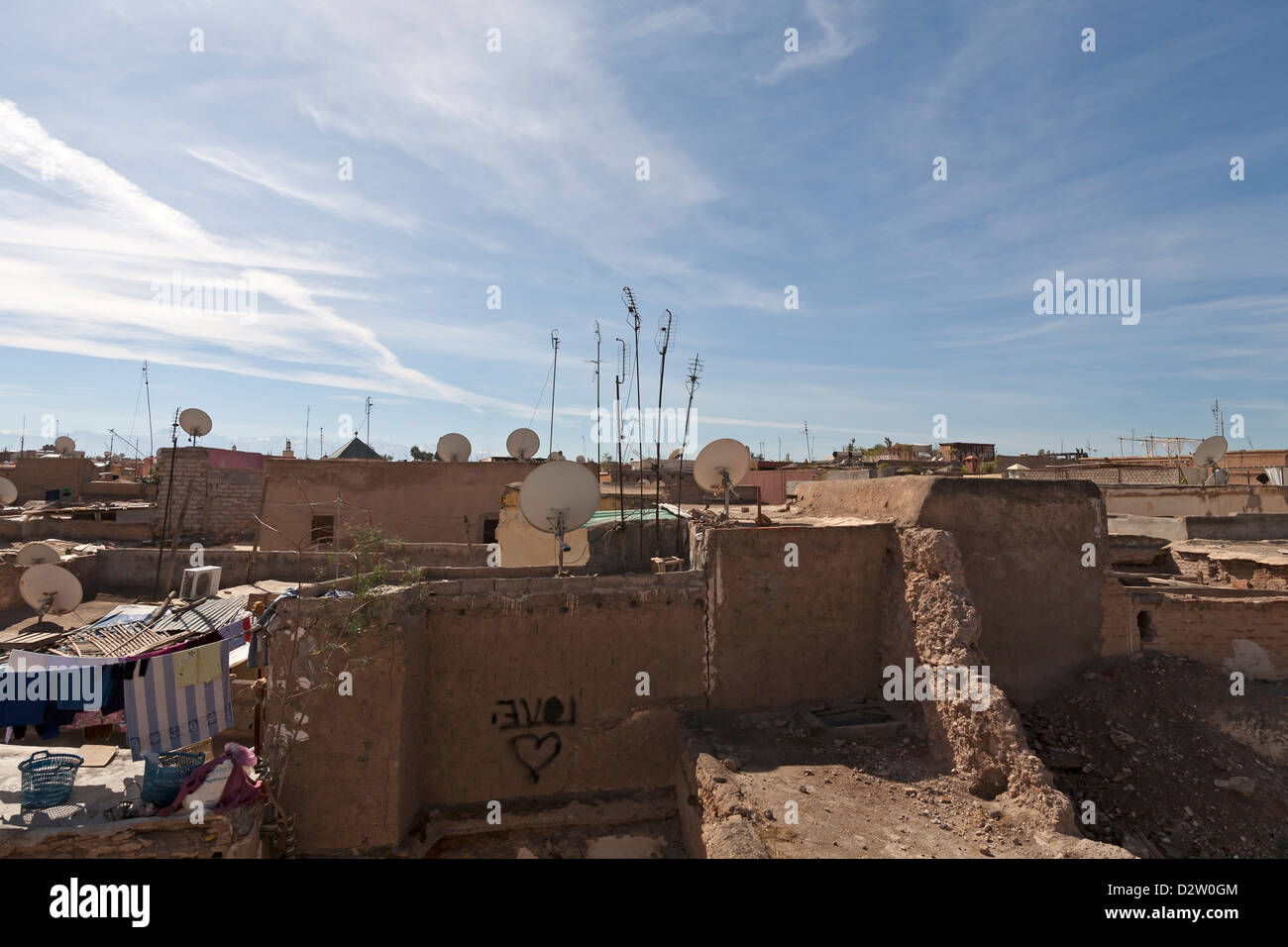 Vista sui tetti di Marrakech marocco mostra antenne e parabole satellitari. Foto Stock