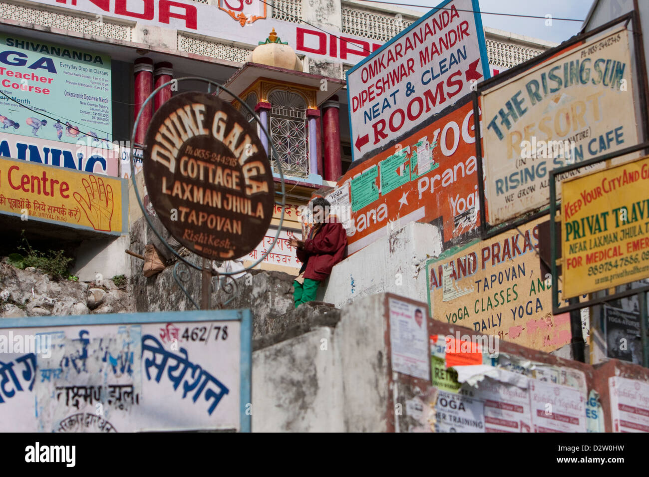 India, Rishikesh. Annunci pubblicitari in prossimità della passerella sul Gange (Ganga). Ristoranti, Yoga, alloggi. Foto Stock