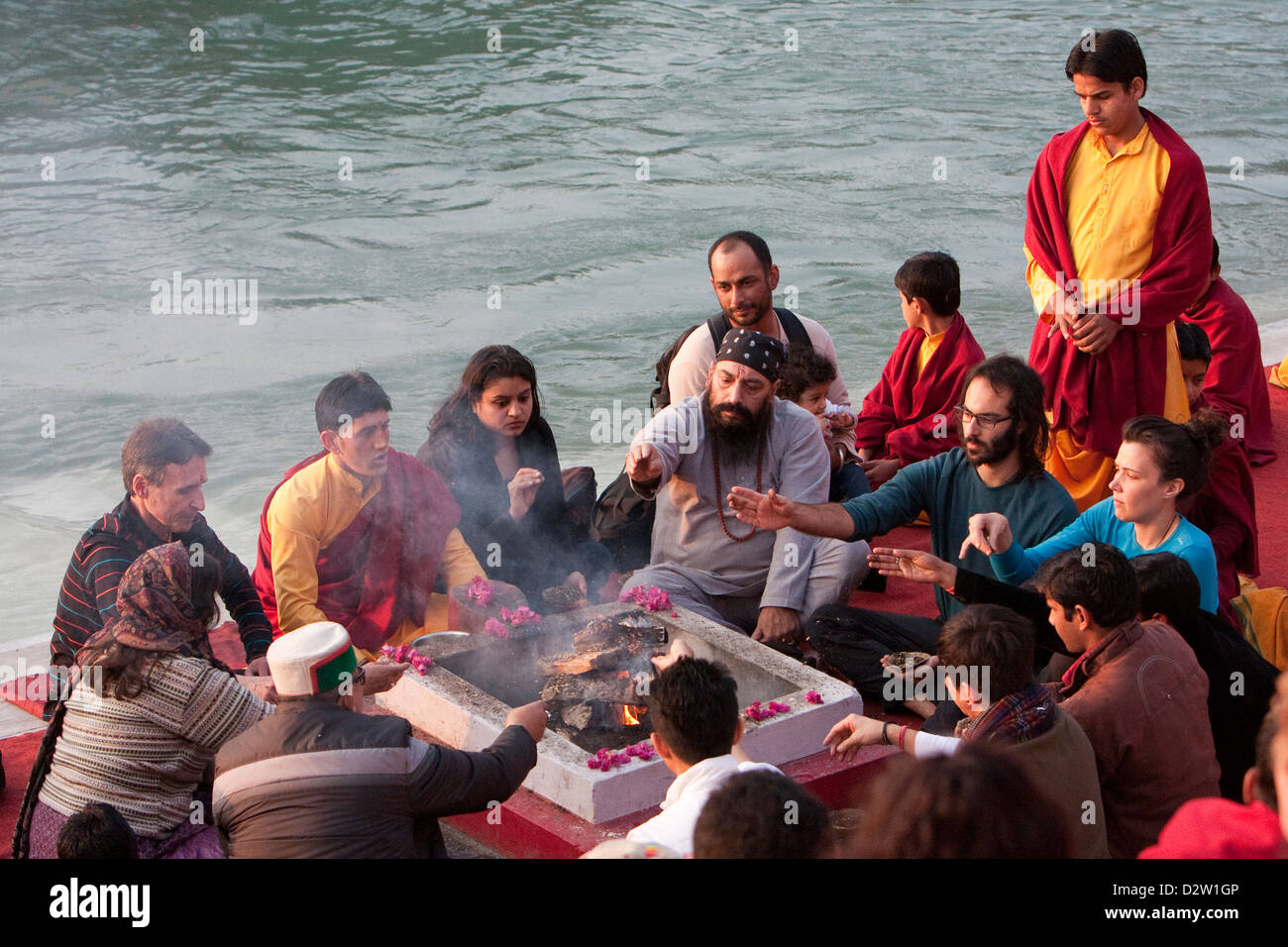 India, Rishikesh. I fedeli alla preghiera della sera (Aarti) a Parmarth Niketan Ashram. Foto Stock