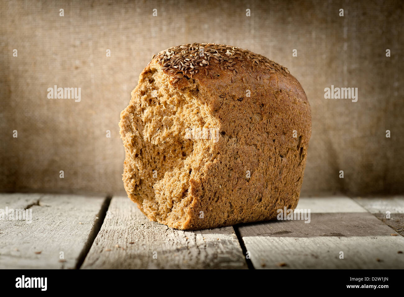 Filone di pane di segale su una tavola di legno Foto Stock