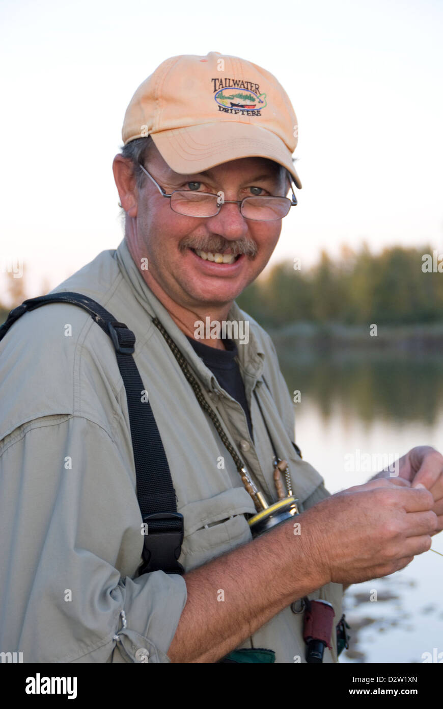 La pesca con la mosca guida Garry Pierce di tailwater Drifters, cervi rossi,Alberta, Canada, Foto Stock
