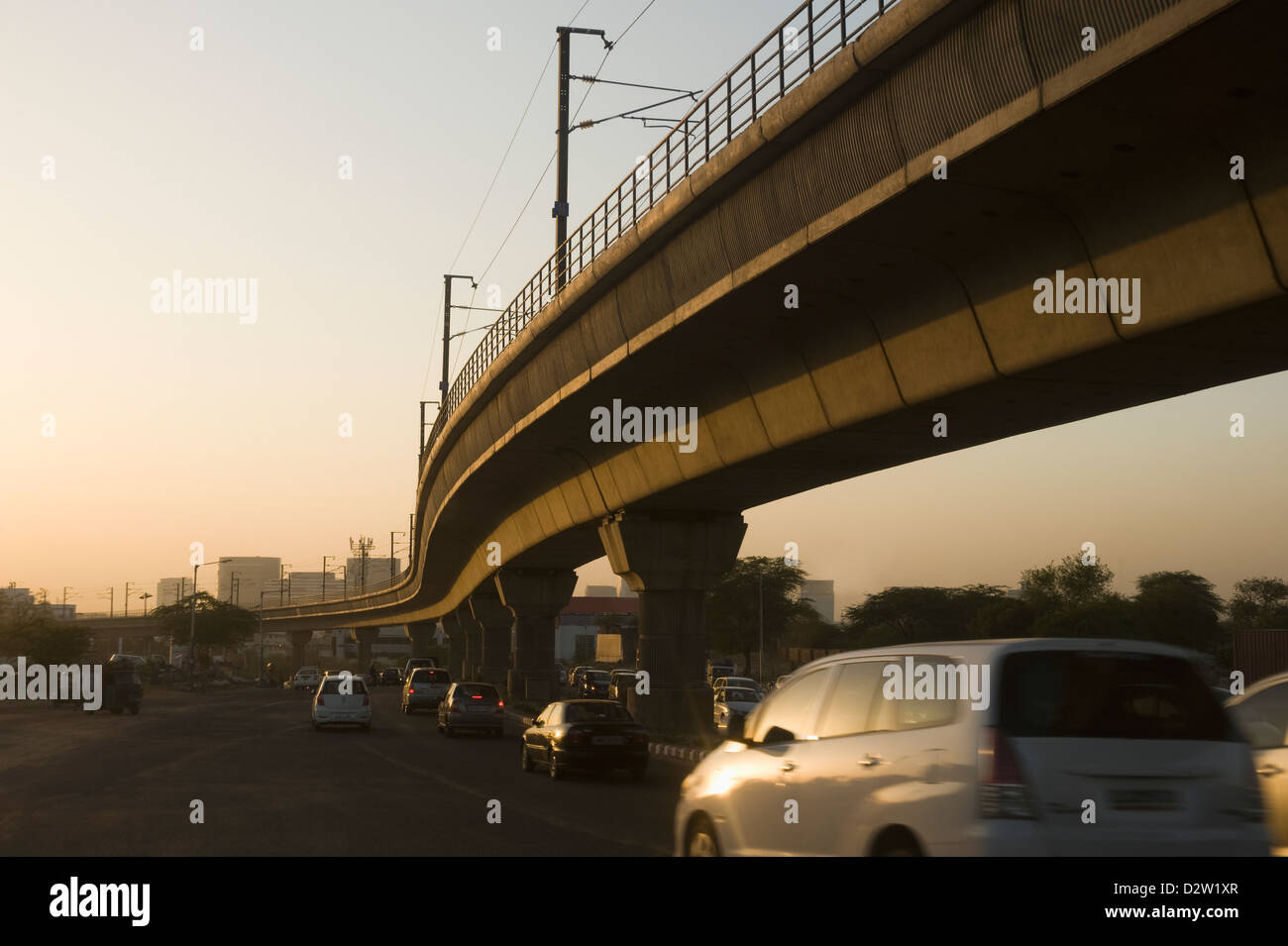 Ferrovia sopraelevata via su una strada di Nuova Delhi, India Foto Stock