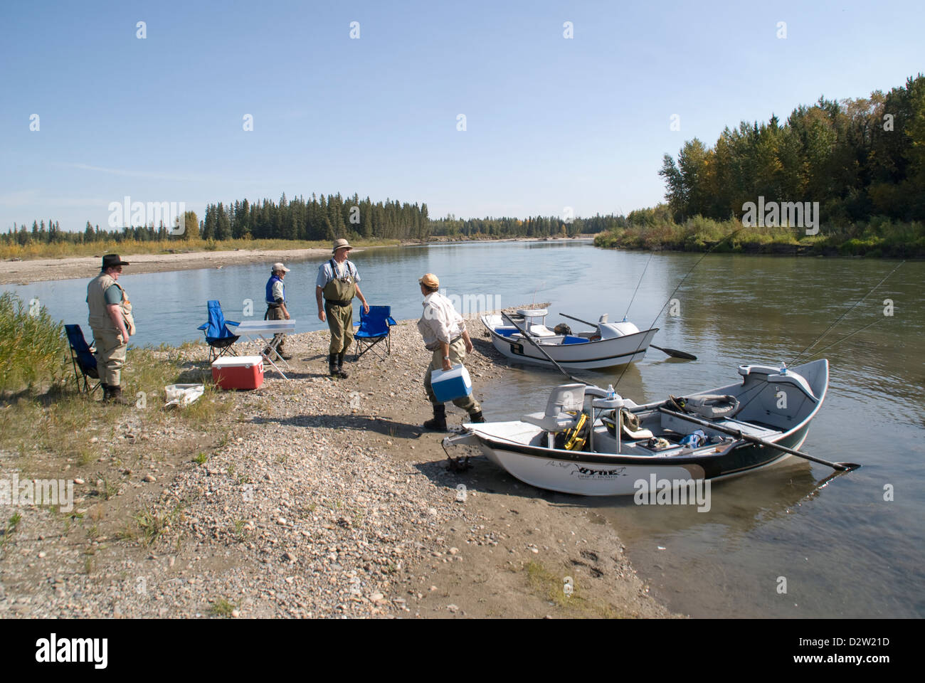 A Riva il pranzo sul Red Deer River, Alberta, Canada, un celebre trofeo trota fario fiume per cattura e rilascio di pesca. Foto Stock