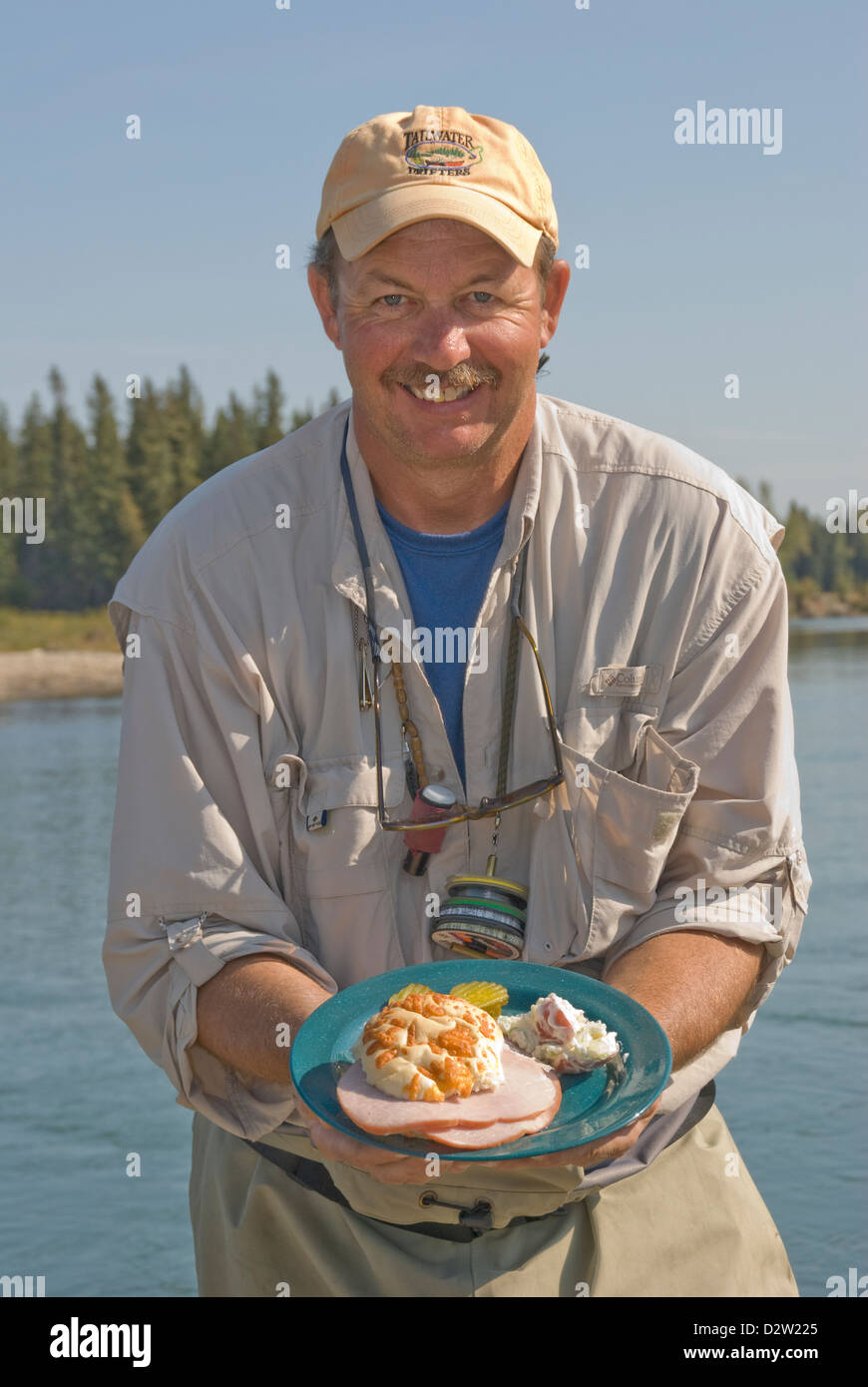 La pesca con la mosca guida Garry Pierce di tailwater Drifters, cervi rossi,Alberta, Canada, con pranzo shore. Foto Stock