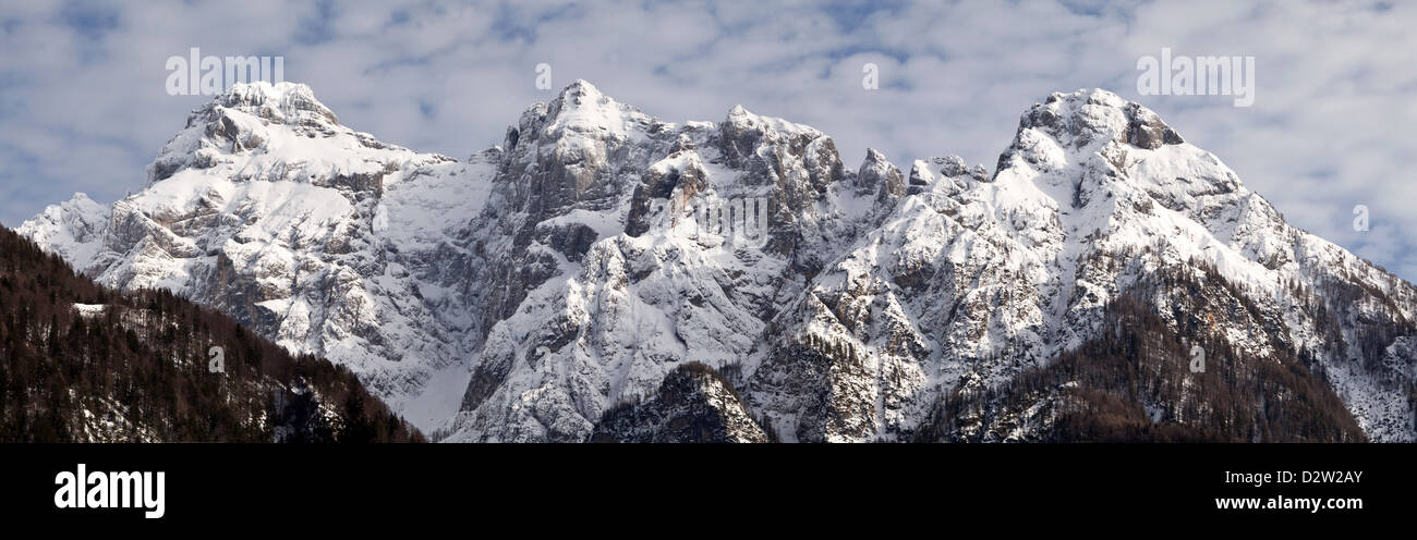 Panorama invernale degli altipiani sopra la Valle del Trenta composto da diversi scatti. Foto Stock