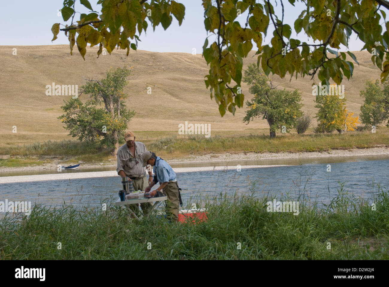 Shore pranzo sulla pesca a mosca gita sul Fiume Bow, Alberta, Canada, Foto Stock
