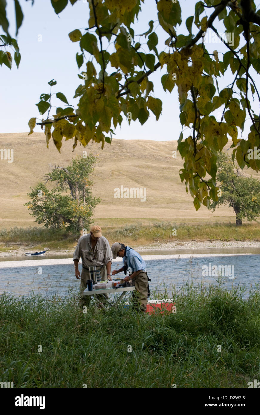 Shore pranzo sulla pesca a mosca gita sul Fiume Bow, Alberta, Canada, Foto Stock