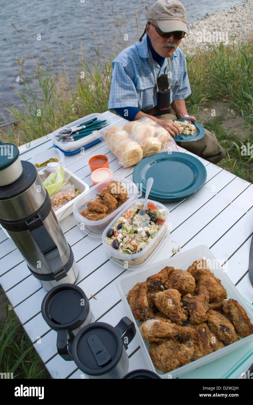 Shore pranzo sulla pesca a mosca gita sul Fiume Bow, Alberta, Canada, Foto Stock
