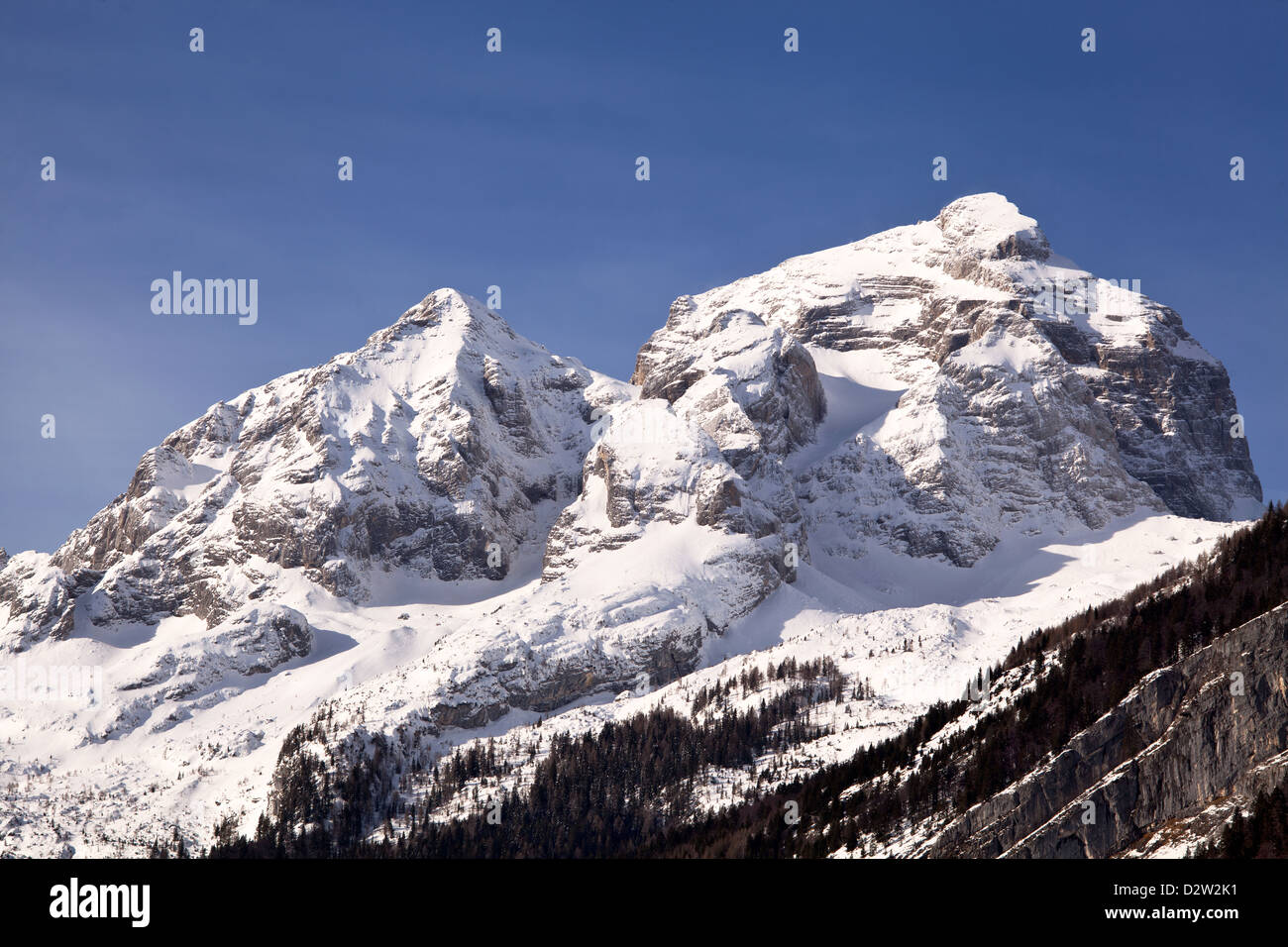 Montagna Jalovec in condizioni invernali con molta neve. Jalovec è una montagna nelle Alpi Giulie con un'altitudine di 2,645 m. Foto Stock