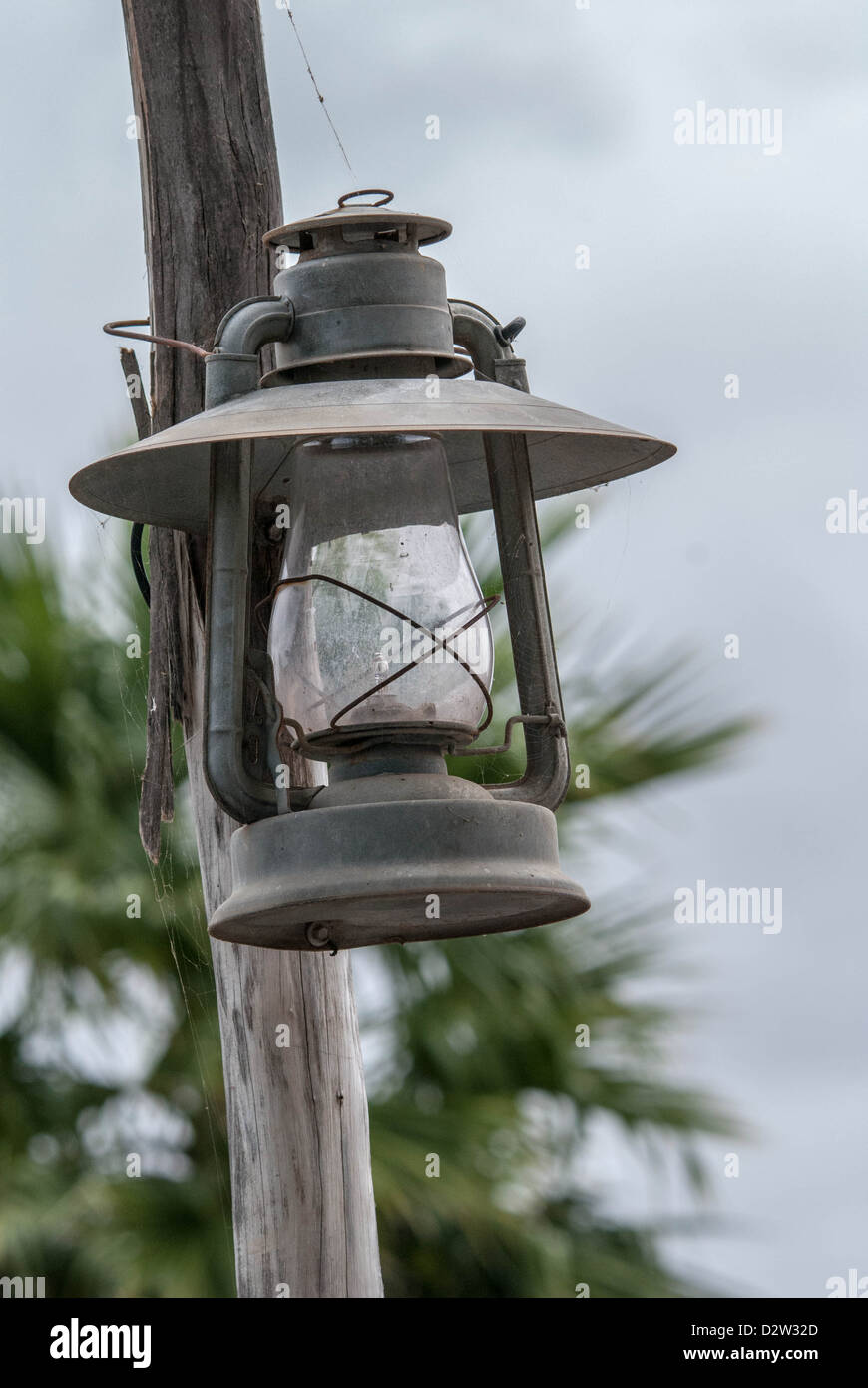 Una lanterna di kerosene su un palo visto da un angolo inferiore Foto Stock