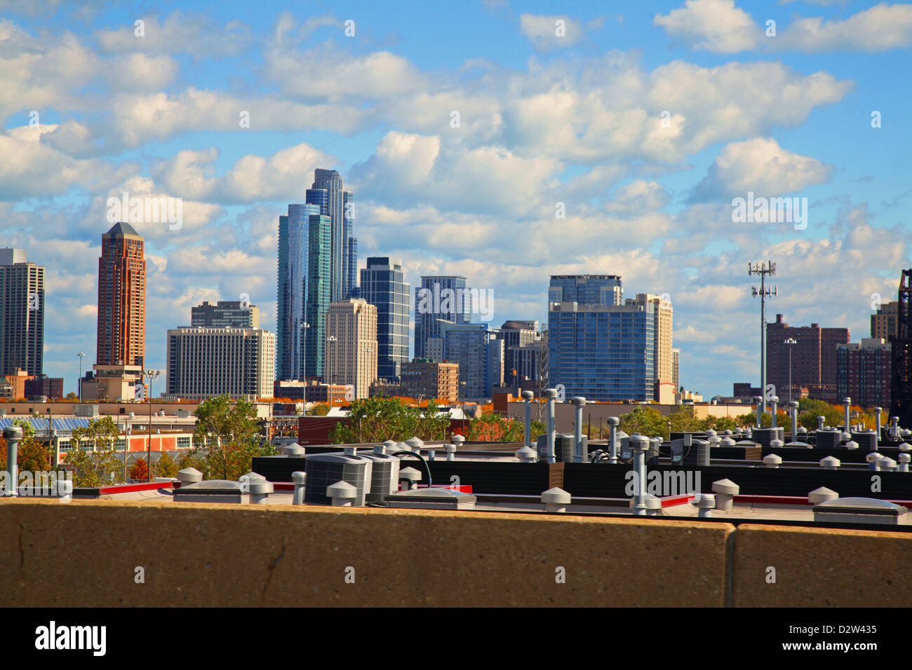 Sullo skyline di Chicago estate nuvole, cielo blu, il centro cittadino di 'Il Loop' quartieri grattacieli, il lago Michigan, industria fabbriche Case Foto Stock