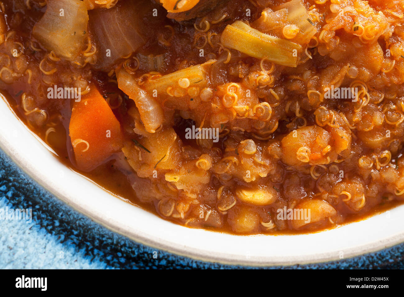 Freschi Fatti in casa la quinoa stufato di carne con verdure fresche. Foto Stock