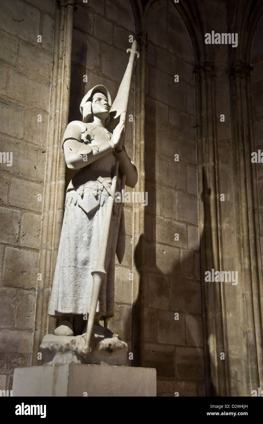 Statua di Giovanna d'arco all'interno della cattedrale di Notre Dame de Paris - Parigi, Francia Foto Stock