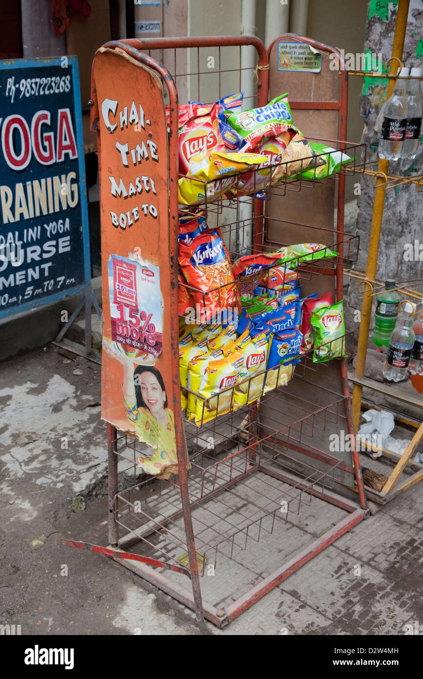 India, Rishikesh. Snack per la vendita. Foto Stock