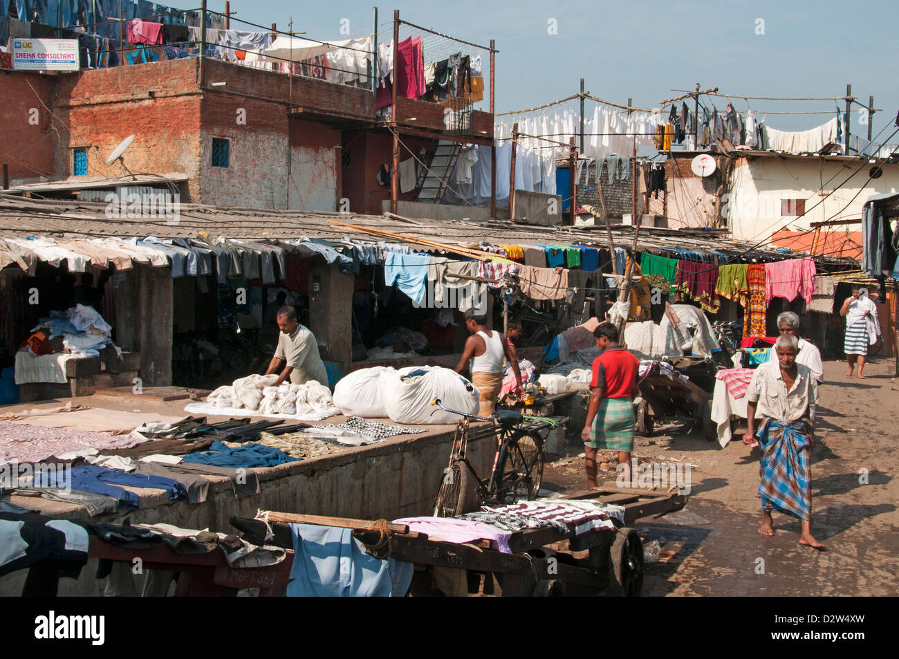 Servizio lavanderia in baraccopoli nei pressi di Colaba e il World Trade Center di Mumbai Bombay ( ) India Foto Stock