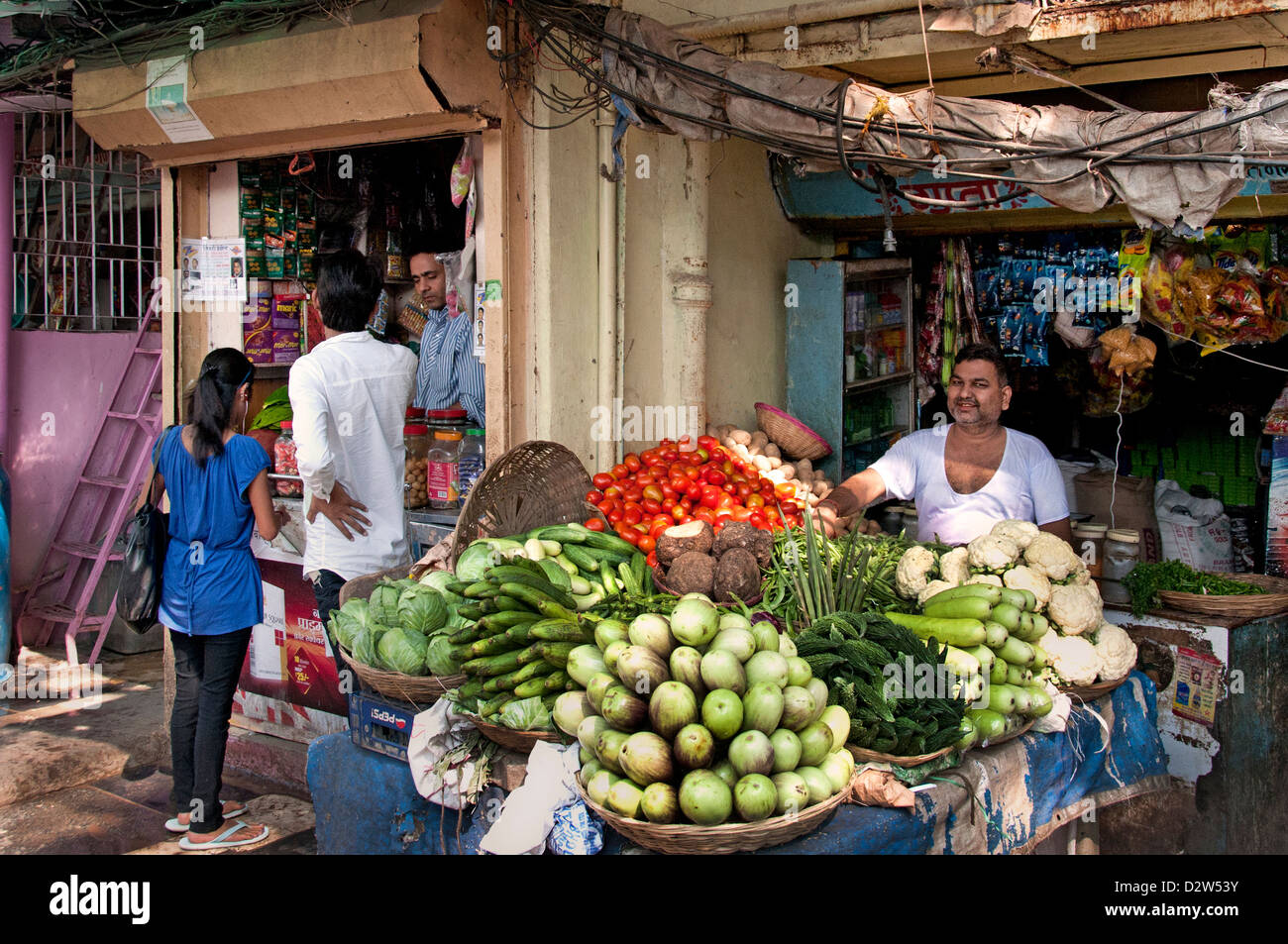 Mumbai ( Bombay ) baraccopoli nei pressi di Colaba e il World Trade Center India Foto Stock