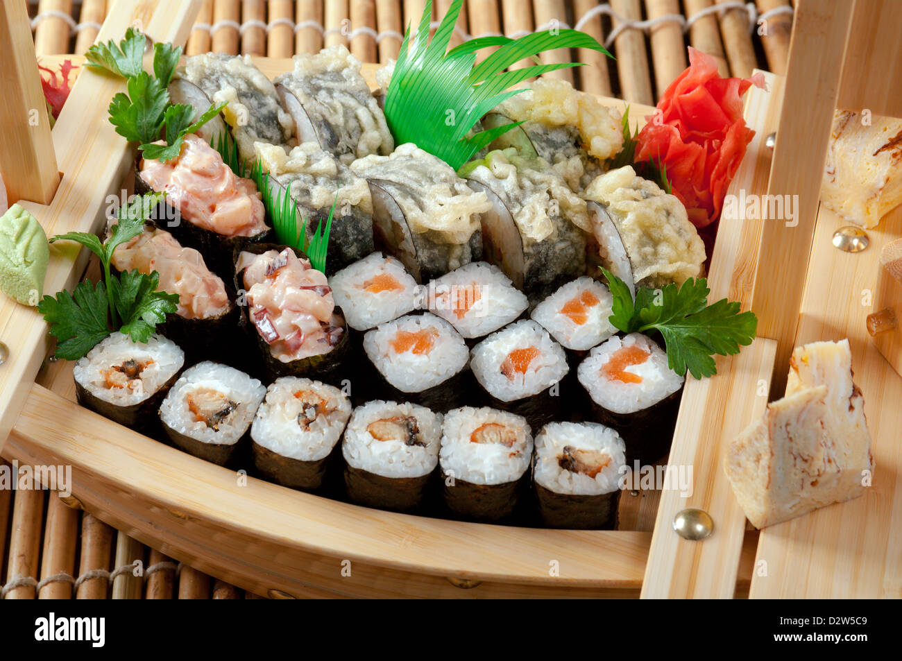 Un assortimento di sushi il cibo giapponese sulla nave tradizionale giapponese del cibo. Foto Stock