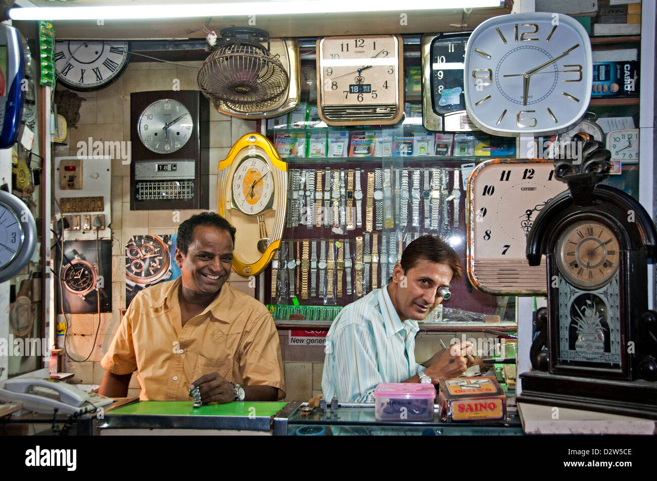 Fort Mumbai ( Bombay ) India street market watch orologio maker Foto Stock