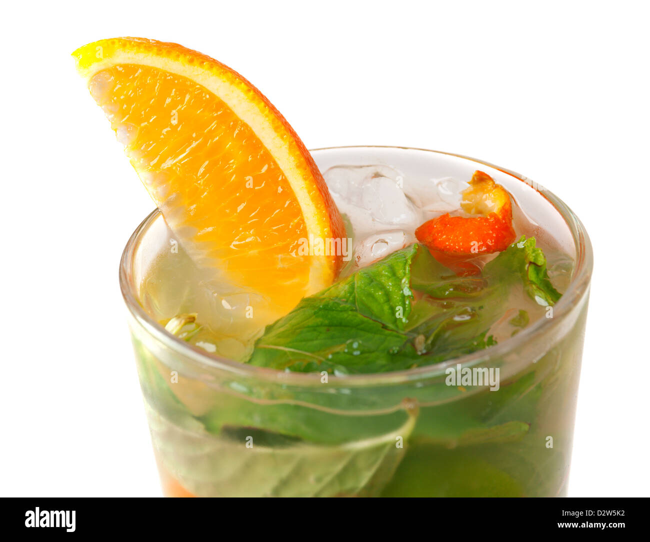 Il Mojito cocktail arancione. closeup isolati su sfondo bianco. Foto Stock