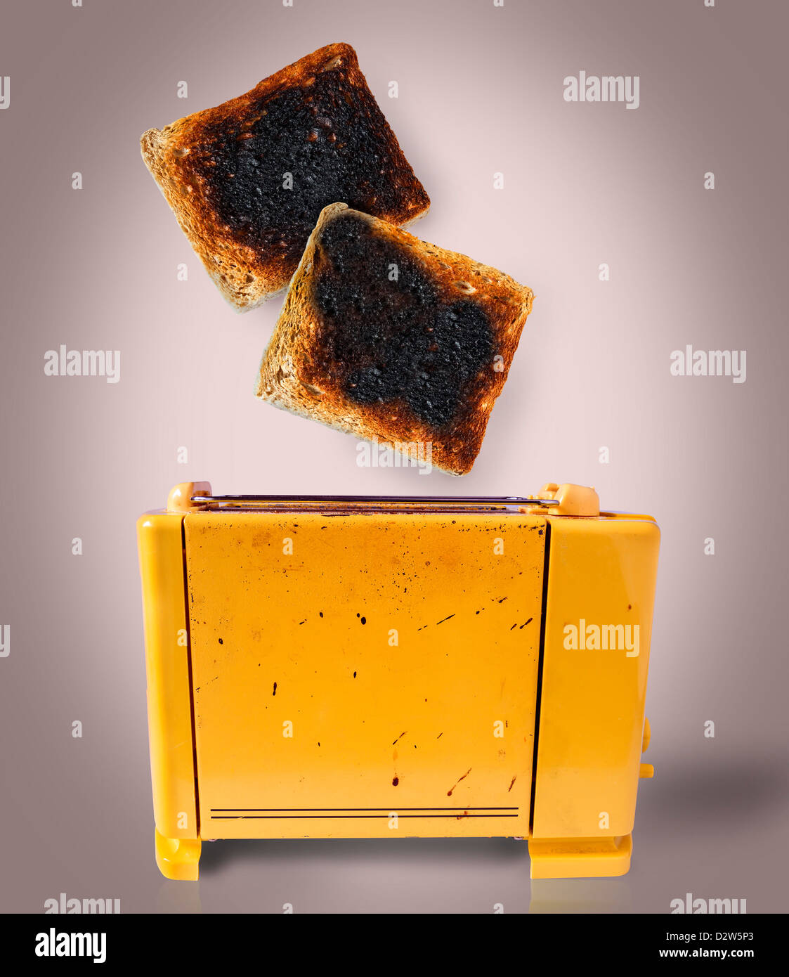 Toast bruciato fuoruscita di un caotico tostapane Foto Stock