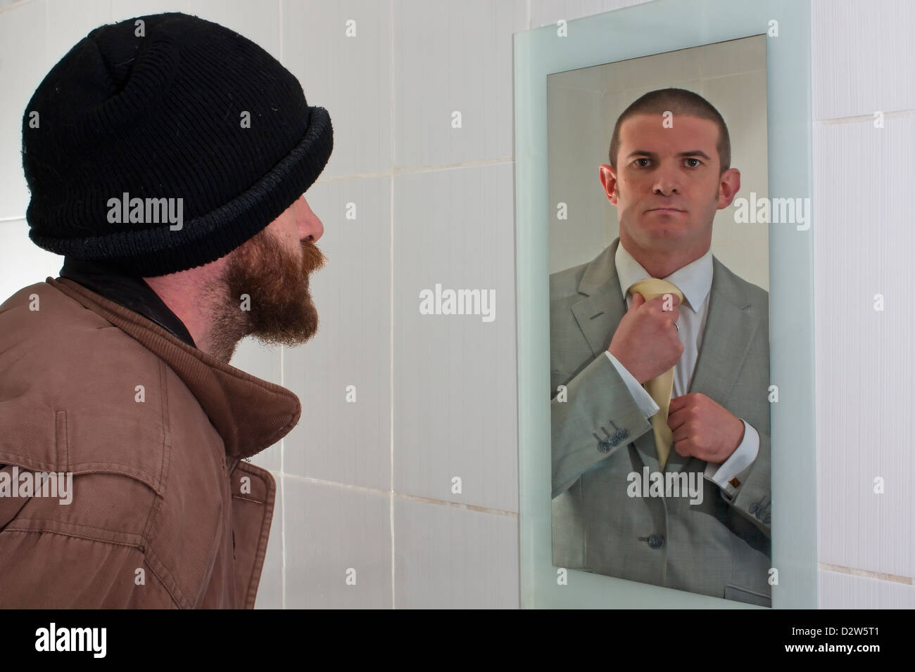 Tramp guardando nello specchio e vedere un uomo d affari con lo sguardo indietro nella riflessione Foto Stock