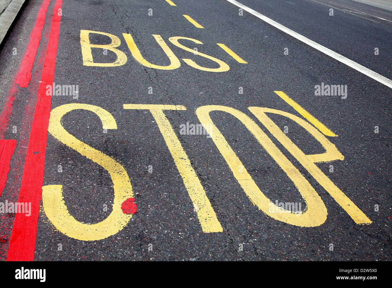 Fermata bus la segnaletica stradale in Londra Foto Stock