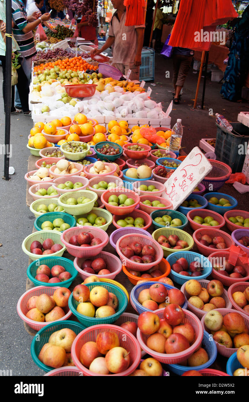 Frutti colorati al mercato in Kuching, Malaysia Foto Stock