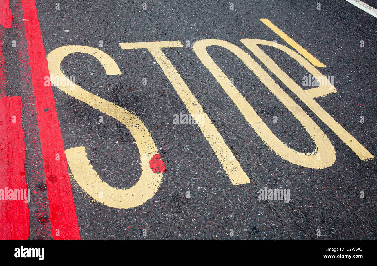 Il segnale di arresto la segnaletica stradale in Londra Foto Stock