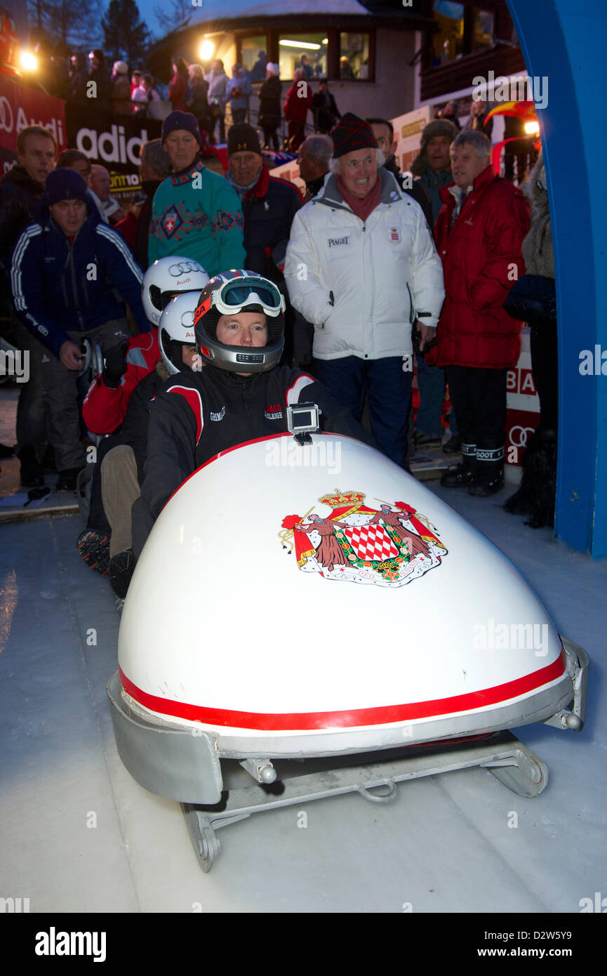 HRH Albert Grimaldi, George Bedjamov (Presidente di Bob Federazione di Russia), Ivo Feriani (Presidente) FIBT con il Monaco di Bob. Monaco Bob gara presso l'Olympia Bob Run a Saint Moritz (St.Moritz) Svizzera il 1 ° febbraio, 2013 Photo credit: fotoSwiss.com/cattaneo Foto Stock