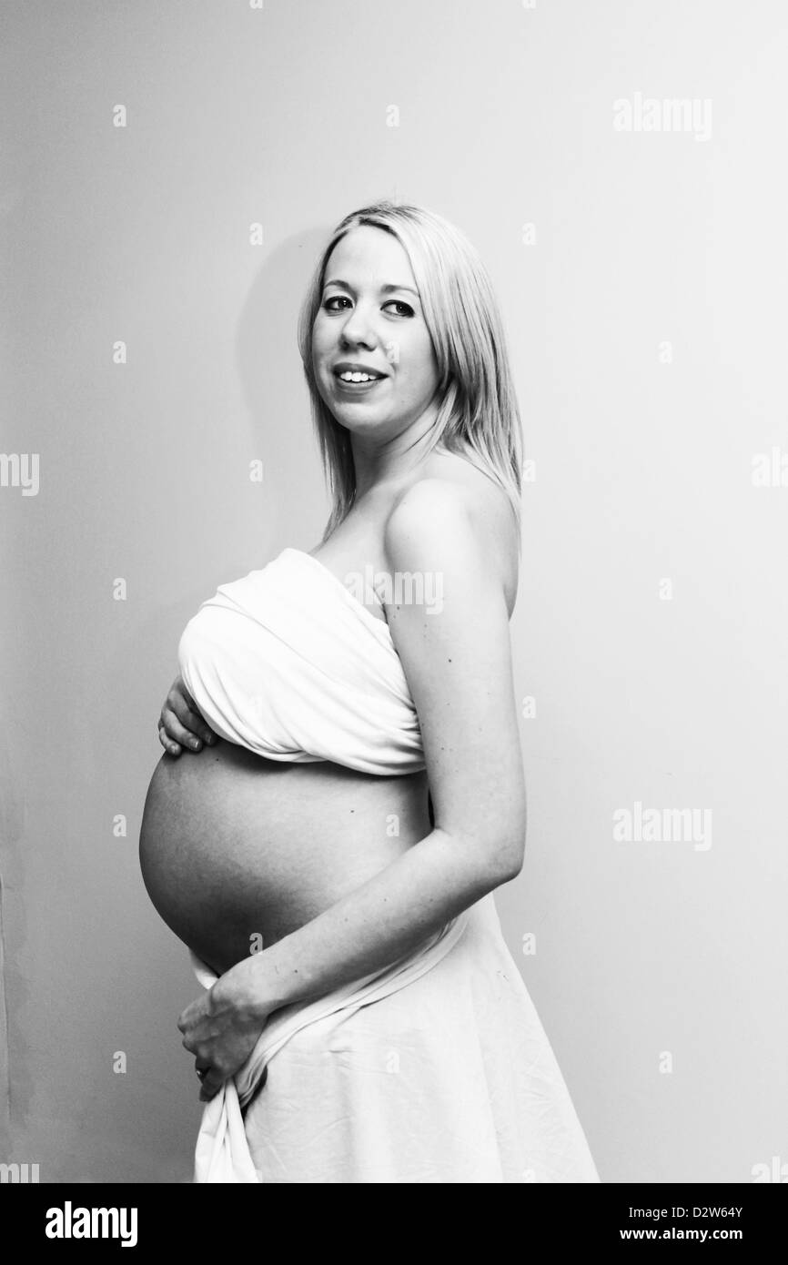 In bianco e nero di donna in stato di gravidanza Foto Stock