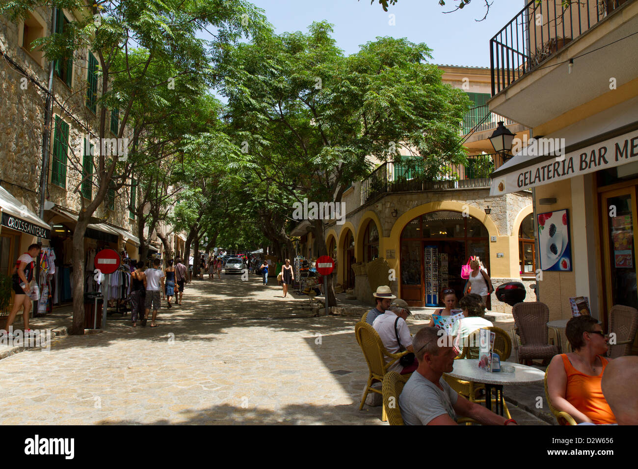 Street con un sacco di turisti nei pressi del Royal Certosa (Real Cartuja), Valldemossa, Maiorca, Spagna. Foto Stock