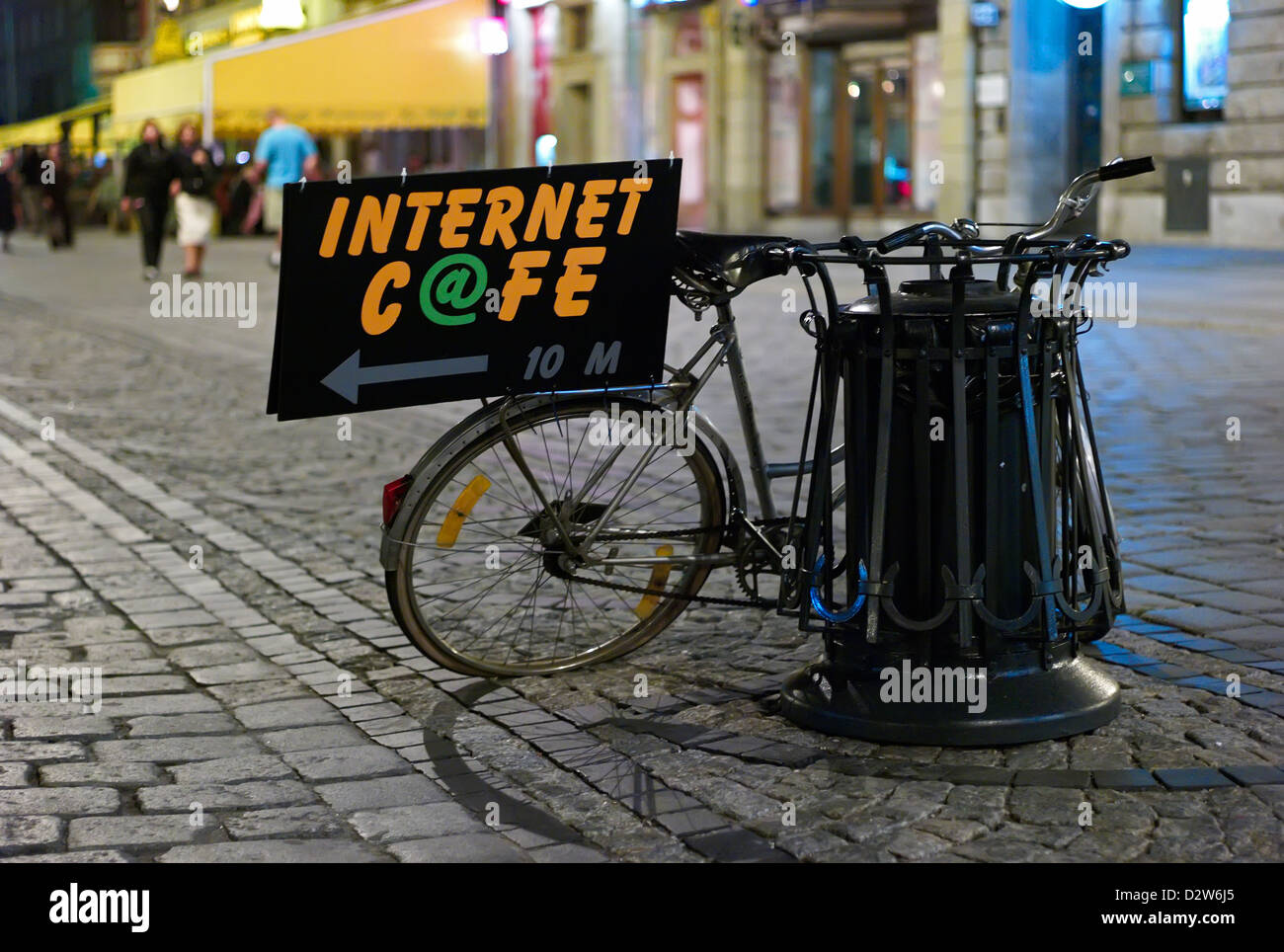 Wroclaw, Polonia, una bicicletta con la pubblicità per un internet cafe sul quadrato Foto Stock