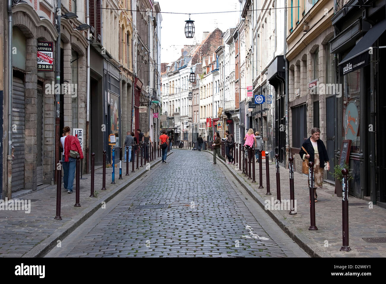 Una strada urbana di scena in Rue de la Clef, Lille, Francia. Foto Stock