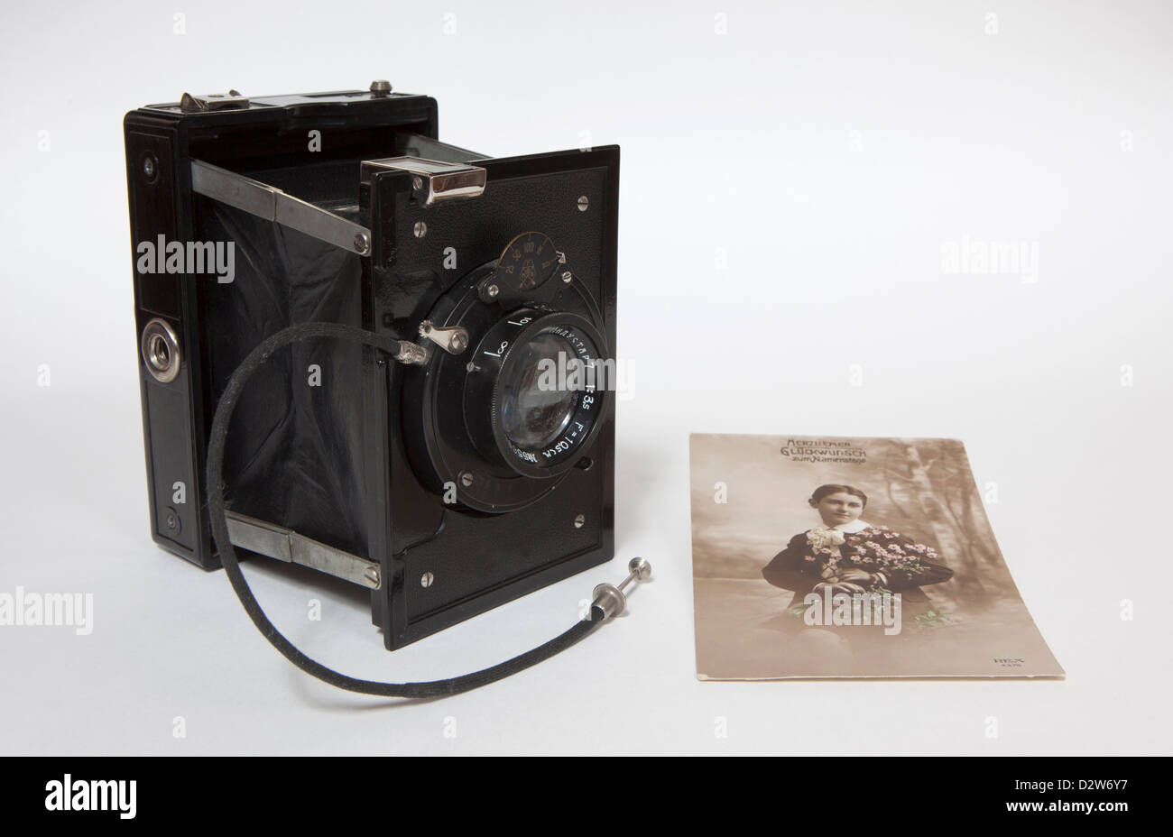 Un antico vecchia macchina fotografica con una vecchia foto Foto Stock