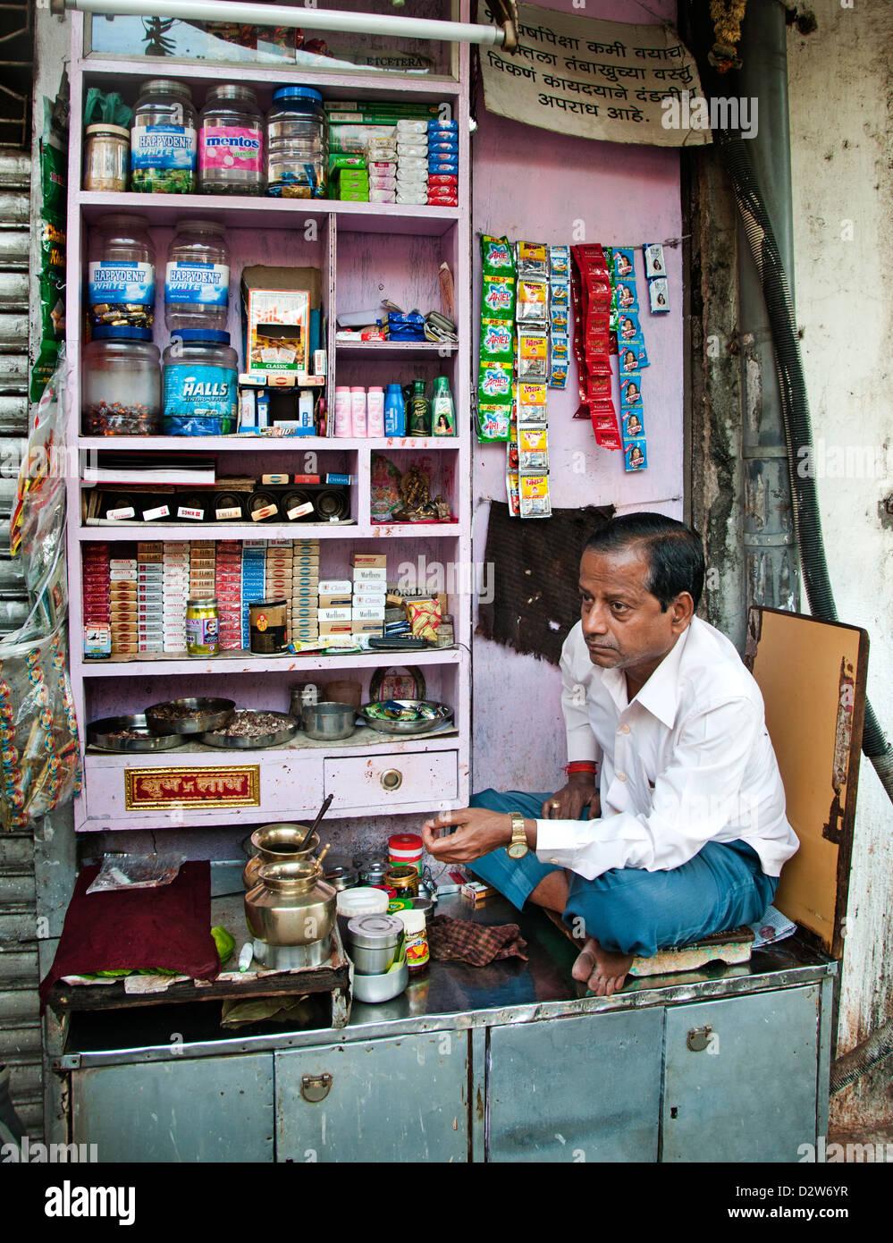 Fort Mumbai ( Bombay ) India street market sigaretta store negozio di dolciumi Foto Stock