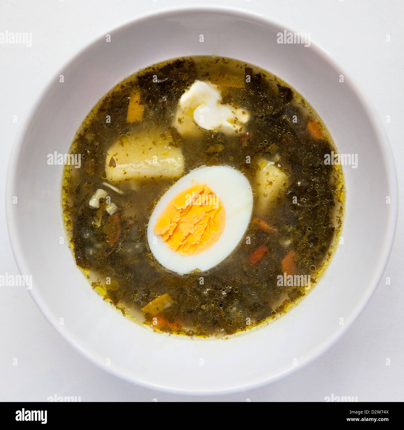 Una fresca zuppa verde con spinaci acetosa patate uovo Foto Stock