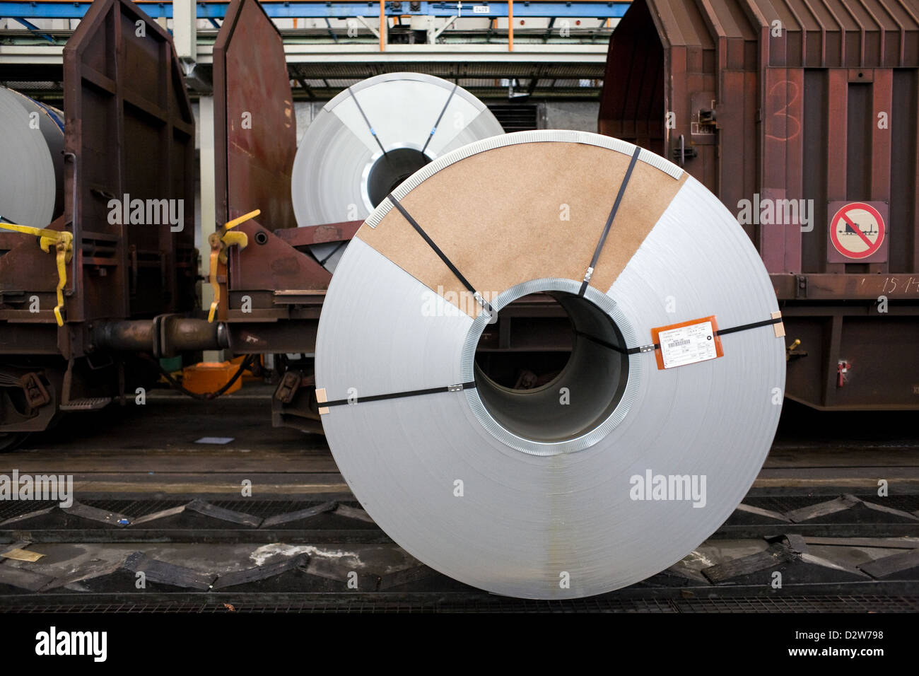Wolfsburg, Germania, Volkswagen fabbrica, consegna delle piastre in acciaio Foto Stock