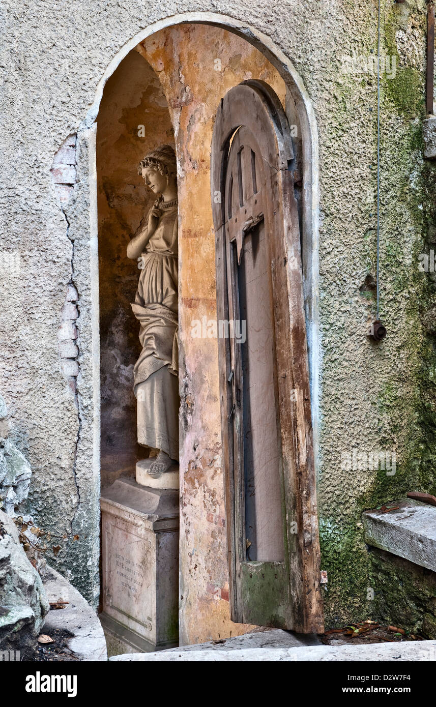 Una statua dedicata a Ione, uno dei Nereidi, in una villa italiana derelict nel Veneto, Italia Foto Stock