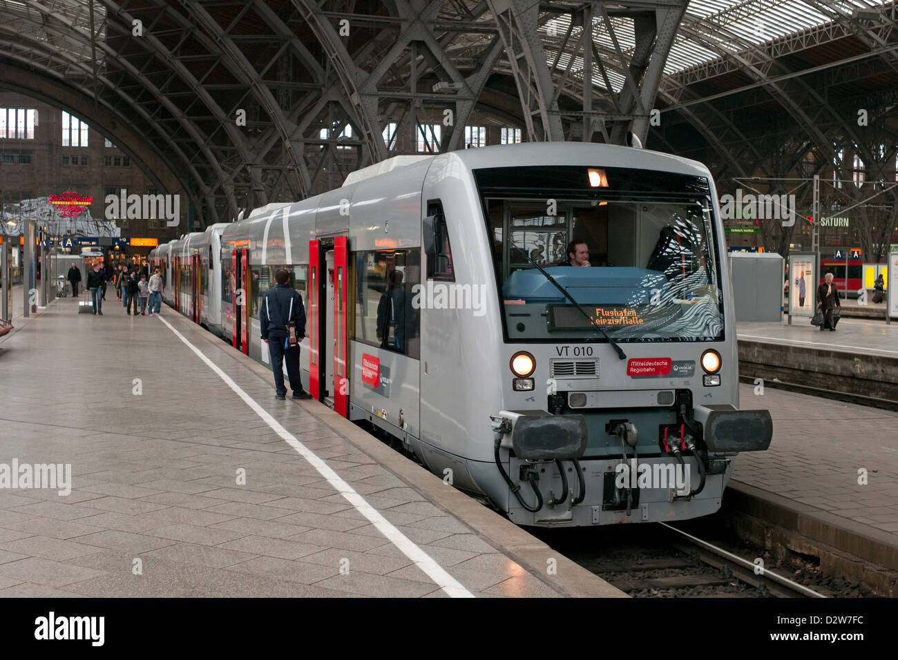 Leipzig, Germania, i mezzi di " commuters " Regiobahn in Leipzig Hbf Foto Stock