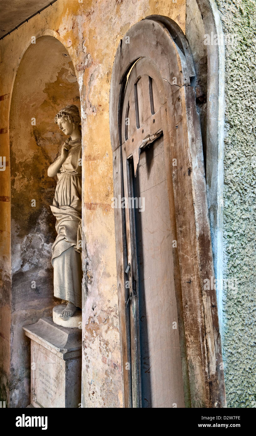 Una statua dedicata a Ione, uno dei Nereidi, in una villa italiana derelict nel Veneto, Italia Foto Stock