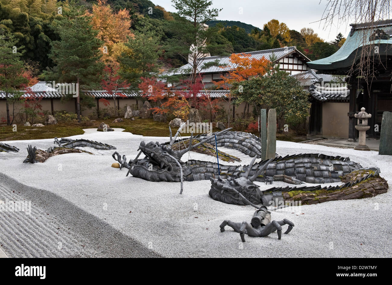 Una moderna scultura di drago nel giardino di ghiaia secco del tempio buddista zen di Kodai-ji, Kyoto, Giappone Foto Stock