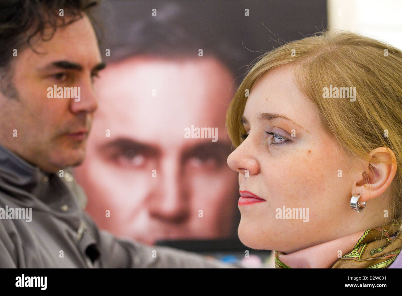 Berlino, Germania, Marco Starvisagist Mannozzi make-una giovane donna Foto Stock