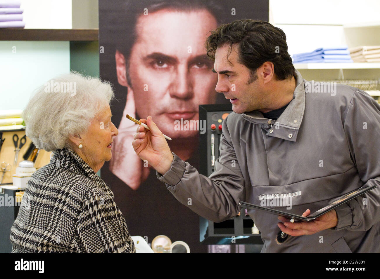 Berlino, Germania, Marco Starvisagist Mannozzi make-un cliente Foto Stock