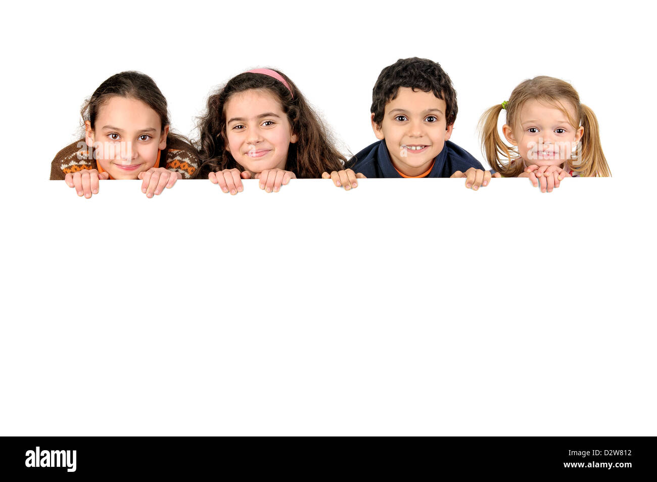 Un gruppo di bambini con un bordo bianco isolato in bianco Foto Stock