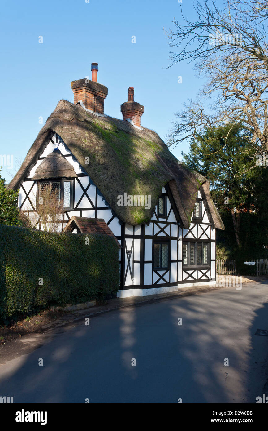 Tradizionale cottage con il tetto di paglia sulla strada rurale in inglese villaggio di campagna. Pangbourne, Berkshire, Inghilterra, GB, Regno Unito Foto Stock