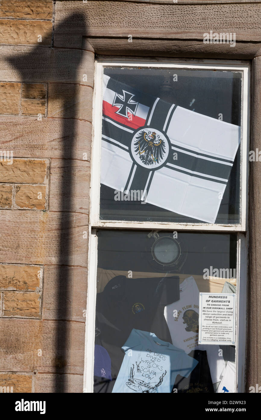 Imperiale Marina Militare Tedesca bandiera visto nella vetrina di un negozio in Stromness, Orkney Foto Stock