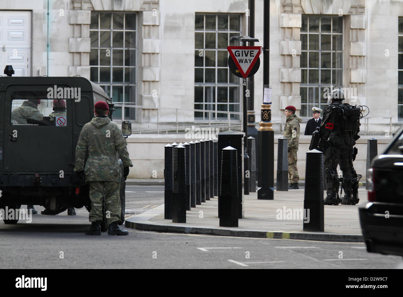 Londra, Regno Unito. 2° febbraio 2013. Tom Cruise e Emily Blunt filmare scene di "tutto ciò di cui hai bisogno è uccidere' in Whithall, Londra. Foto Stock