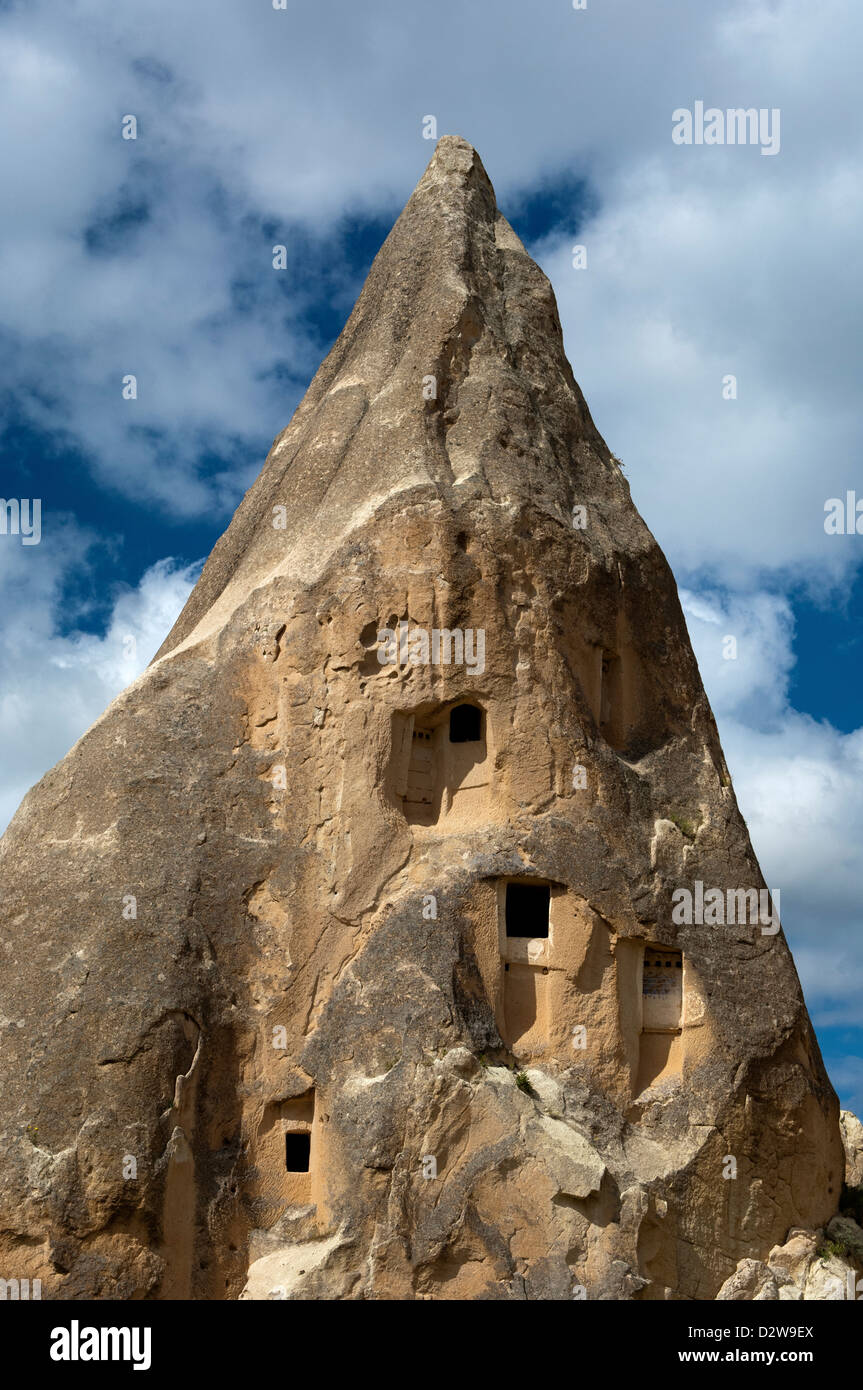 Erosi tufo con aperture di accesso a locali di deposito e piccoli colombai, Goereme National Park, Cappadocia, Turchia Foto Stock
